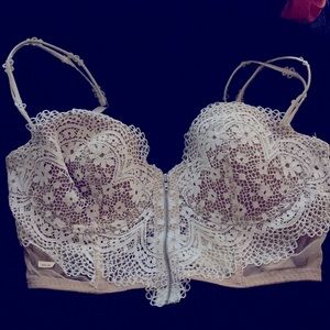 New with tags 34D Victoria Secret Bra super cute white and cream with zipper
